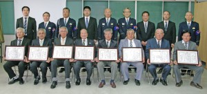 贈呈式に出席し、感謝状を受け取った各集落の区長ら（前列）＝21日、沖永良部署（提供写真）