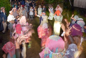 家々を踊り回って家内安全を祈願したムチムレ踊り＝３日夜、大和村湯湾釜