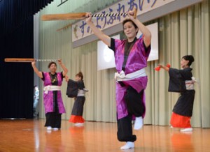 芸能発表会で踊りを披露する公民館講座生＝３日、奄美市住用町