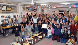 祝賀会で天皇杯受賞を喜ぶ宇検村阿室校区の住民たち＝１２月１０日、平田集落公民館