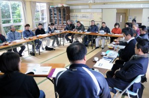 阿室校区活性化対策委員会から話を聞く請島住民ら＝１９日、宇検村屋鈍