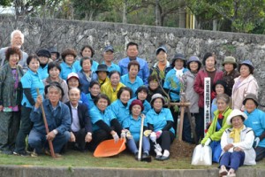 両陛下の来島を記念し、トックリキワタを植樹した「パナウルゆいまぁる会」のメンバー＝２３日、与論町