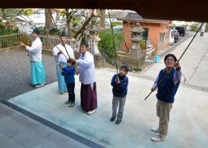 恒例のすす払いで正月準備を行った高千穂神社＝２３日、奄美市名瀬