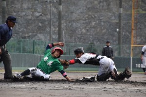 【決勝・奄美－上方戦】守備の乱れに乗じて先制点を上げた奄美の森大地（中央）＝３日、名瀬市民球場 