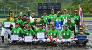 優勝した奄美地区の選手ら＝３日、奄美市名瀬運動公園市民球場