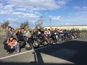 自慢の愛車に乗って笑顔の参加者＝１０日、喜界自動車学校（提供写真）