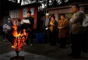 復帰運動時を再現するかがり火の前で詩の朗読などがあった奉祝祭＝２５日、奄美市