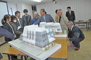 模型も使用した市民交流センター説明会＝２０日、奄美市名瀬