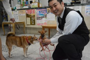 （左から）ラッキー、ポッキー、向井社長