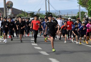 一斉にコースへ飛び出す選手ら＝１０日、天城町松原