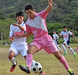 【準々決勝・晴久ファルコンズ―マテリヤ】ボールを奪い合う両チームの選手＝１０日、古見方多目的広場