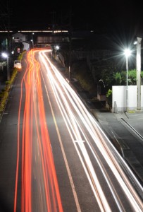 市街地と校外を結ぶ車のライト。新年を結ぶ希望の光にも見える