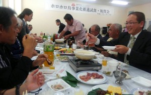 与論産のホロホロ鳥を使った料理の試食・祝賀会＝１７年４月、同