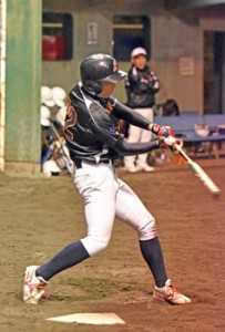 初回、三塁打を放つ馨和会ソフトボールの鶴田（左）。Ａ級を制した馨和会ソフトボール＝２１日、名瀬運動公園多目的広場
