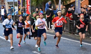 号砲を合図に一斉にスタートする選手たち＝１４日、奄美市市役所(上）と連覇を果たした笠利の選手ら＝１４日、名瀬小学校体育館