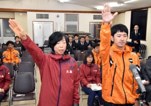 力強く選手宣誓した（右から）岸田賢吾、野竹由美子の両選手＝１６日、奄美会館