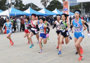 隼人運動場を勢いよくスタートする大島地区の平島美来（中央）ら１区の選手＝２８日、霧島市