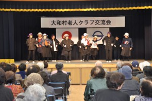 踊りなど余興で盛り上がった大和村老人クラブ芸能交流会＝１９日、村防災センター