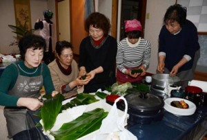 カシャ餅づくりを体験する「この指とまれ・つながり逢いの会」の会員ら＝２２日、奄美市住用町