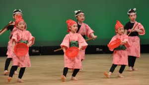 総勢約７０人が日頃の練習成果を披露した子ども芸能祭＝２０日、知名町