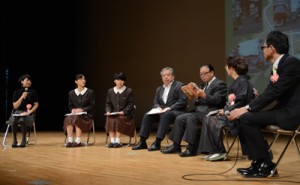 ６人が「道」をテーマに語った座談会＝８日、奄美市名瀬 