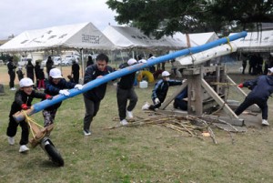 昔ながらのサタグルマを使ったサトウキビ搾りを体験した児童ら＝２５日、伊仙町喜念小学校