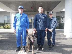 捜索に協力した（左から）福留主査とドリル（提供写真）