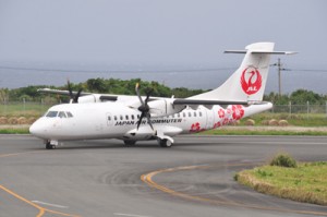 今年７月１日から開設の新路線に使用される最新鋭のＡＴＲ４２―６００型機（４８席）＝２０１７年４月、沖永良部空港