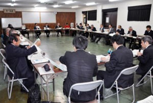 奄振法延長に向けた総合調査で意見を交わす奄美の首長ら＝２６日、奄美市名瀬