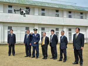 連携の手順を確認した合同訓練＝３１日、奄美市名瀬