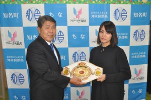 今井町長を表敬訪問した、日本女子バンタム級王者の吉田実代さん（右）＝２日、知名町役場