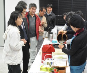 徳之島に残る伝統の「ふり茶」が振る舞われた茶会＝９日、徳之島町亀津