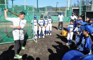 打撃指導を行う近藤健介捕手（写真左）＝１４日、天城町総合運動公園野球場