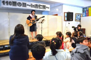 歌声で１１０番の大切さを伝えた１日署長の楠田莉子さん＝１０日、瀬戸内町