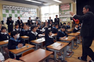 授業で西郷隆盛の功績を学ぶ児童＝２３日、鹿児島市の鹿児島大学付属小学校と県内全小学校に寄贈された西郷隆盛の関連本