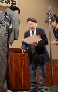 表彰状を受け取る最高賞の大島さん（中央）＝８日、奄美市名瀬