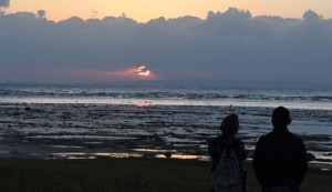 喜界島上空の雲の切れ間に顔をのぞかせた初日の出＝１日朝、奄美市笠利町の大瀬海岸