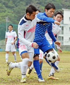 【決勝・ＳＣ和泊―晴久ファルコンズ】ボールを競り合う両チームの選手たち＝２８日、奄美市名瀬の古見方多目的広場