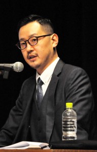 先祖の西郷隆盛について、講演する西郷隆太郎氏＝２７日、和泊町の和泊中あかね文化ホール