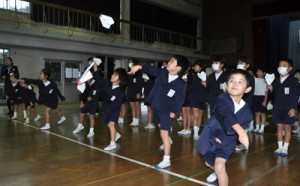 自分で作った紙飛行機を飛ばす児童＝２９日、知名町の下平川小学校体育館