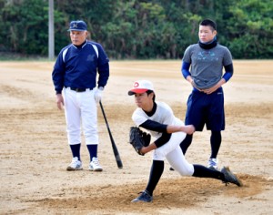 新年の初練習を行った宮山さん（左奥）の野球塾（右が奥間さん）＝６日、沖永良部高校グラウンド