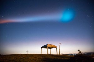 ロケットが飛び去った後の喜界島上空の様子（築秀夫さん撮影）