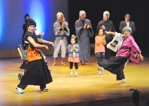 多彩なステージで会場を盛り上げた「新春初笑い　シマ芸人芸達者バラエティー」＝３日、徳之島町文化会館