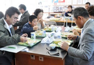 地場産野菜を使った給食を味わった生産者らと児童＝１６日、天城町岡前小学校与名間分校