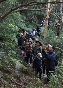 登山道沿いの植物の観察を楽しんだ参加者＝２日、湯湾岳