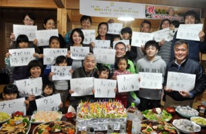 千代さん（前列中央）の９１歳の誕生日に集まった親戚一同＝２４日、与論町
