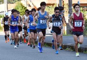 ４０キロ走に汗を流す選手たち＝１５日、奄美市名瀬西仲勝