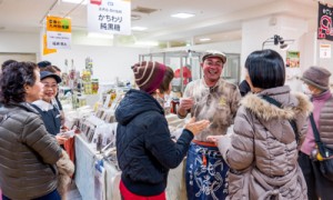 来場者に商品作りの思いを語る南村さん＝２３日、そごう千葉店