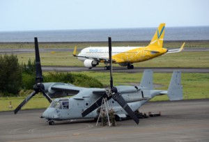 奄美空港に緊急着陸して修理を行うオスプレイ＝２０１７年６月１１日、奄美市笠利町