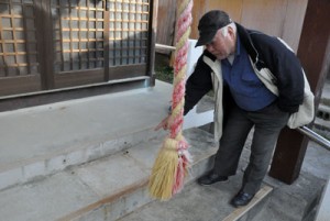 さい銭箱がなくなった天城町高千穂神社の向拝所＝１２日、天城町平土野